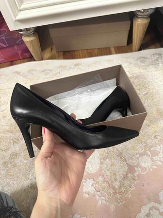 Продаю классические черные туфли