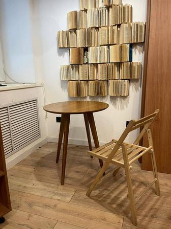 Круглый деревянный стол