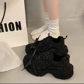 Продам кроссовки со стразами