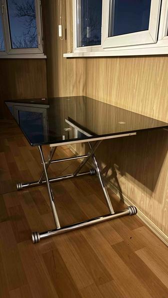 Стеклянный стол с регулируемой высотой