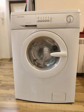 Продам стиральную машину Electrolux EWF 1030 фронтальная, 5 кг, 1000 oб/мин