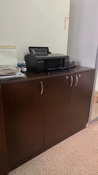 Тумба с тремя дверцами и полками