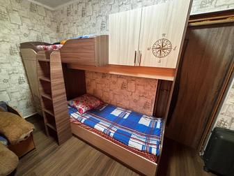 Продам двухярусную кровать с матрасами и стол