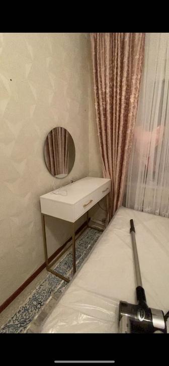 Боянатын үстел айнасымен
