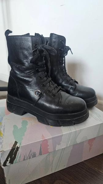 Женские кожаные ботинки в отличном состоянии size 36.