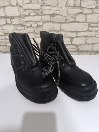 Продам новые рабочие ботинки.