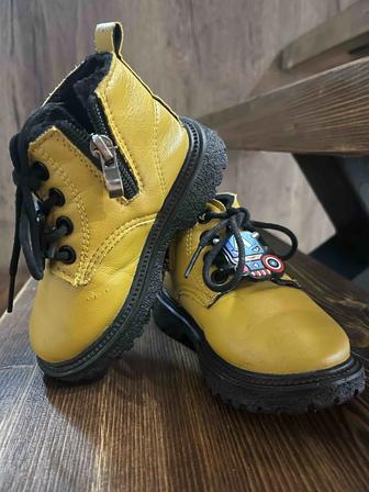 Продам детские осенние ботинки. Размер 23.