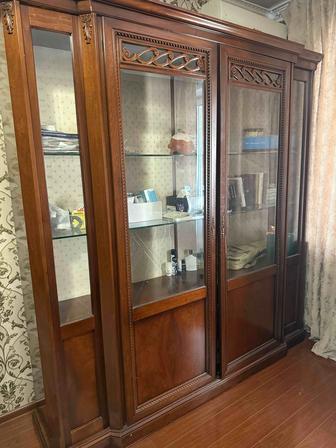 Шкаф витринный