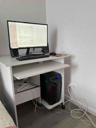 ПК ,монитор ,стол, комплект для учебы и игр.