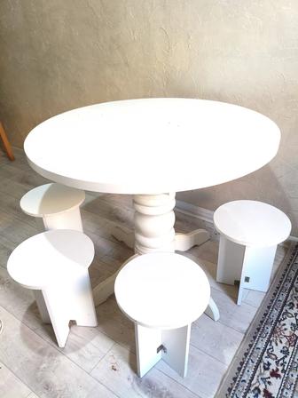 Стол и четыре табуретки