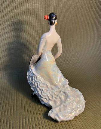 Статуэтка фарфоровая