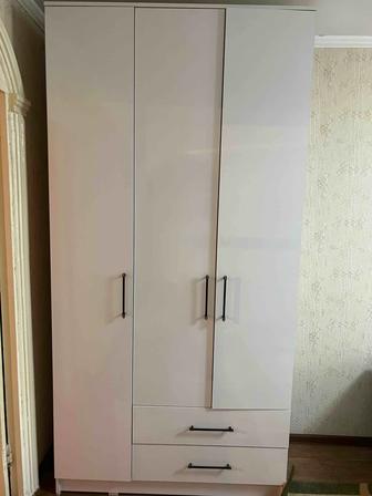 Продаю шкаф до потолка новый