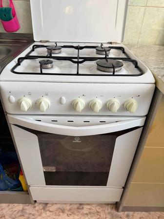 Продам б/у газовую плиту Indesit