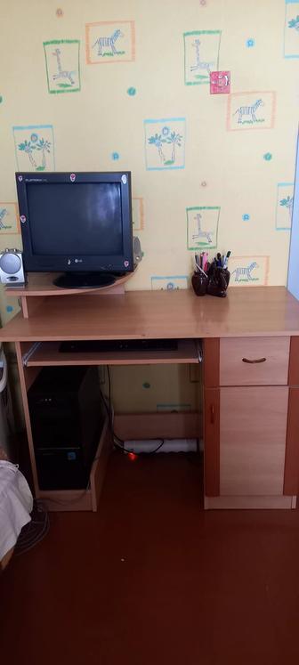 Продам ученический стол.