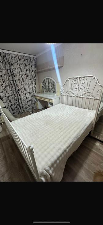 Кровать с матрасом