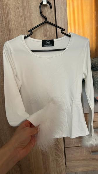 Лонгслив с перьями