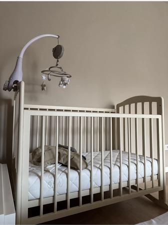 Продам детскую кровать, с матрасом и мобиль