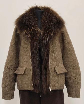 Пуховик с воротником меха енота