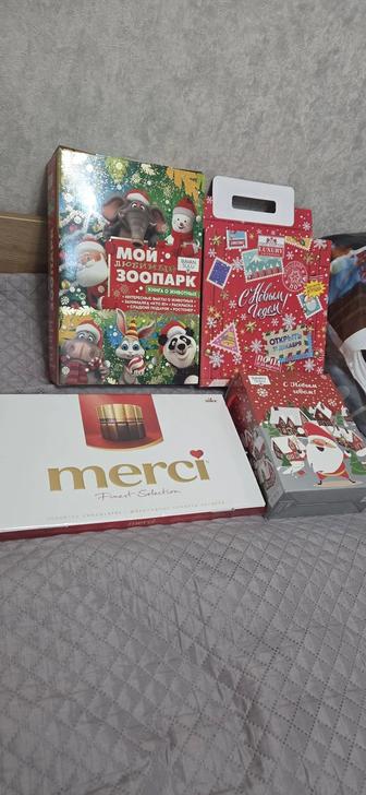 Сладости свежие конфеты новогодние и мерси