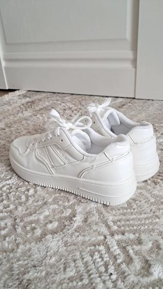 Продаю белые кроссовки,38 размера