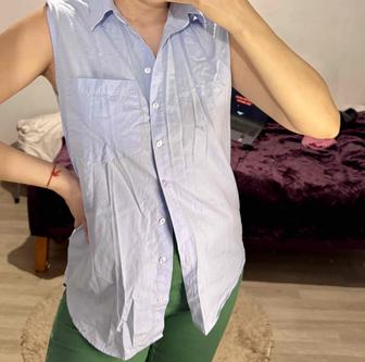 Недорого стильная базовая голубая рубашка без рукавов в идеальном состоянии