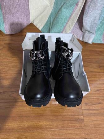 Продаются осенние подростковые ботинки