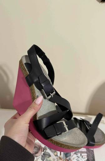 Босоножки на платформе от итальянского бренда