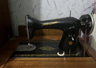 Продам швейную машинку с тумбой