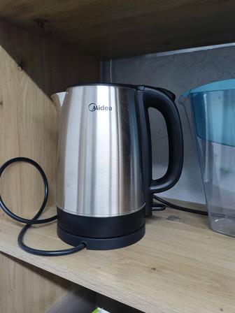 Электрочайник Midea MK-8029 серебристый б/у