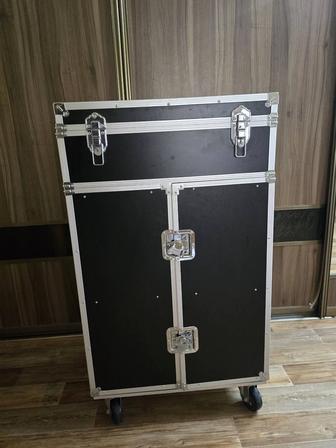 Продам передвижной чемодан для косметики, и другого использования.