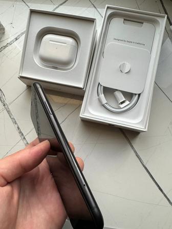 iPhone XR AirPods 3