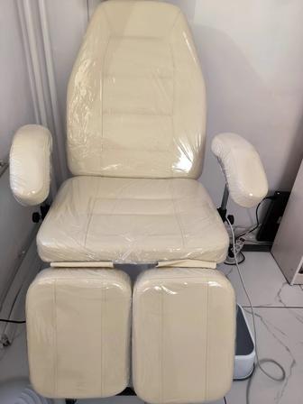 Педикюрное кресло с чехлами, стол для мастера маникюра, 2 стула