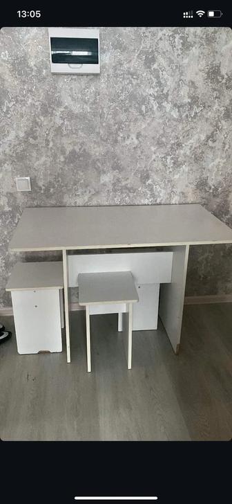 Отдам б/у стол с двумя табуретами. Приезжайте и забирайте