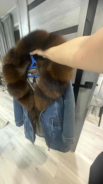 Продам парку зима на весну отстегивается внутри