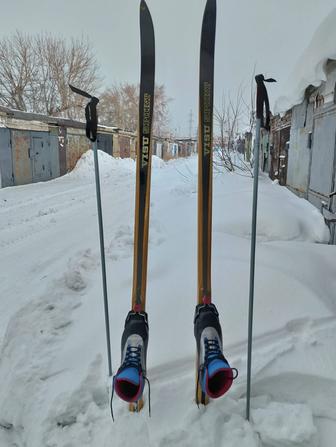 Лыжи палки ботинки.