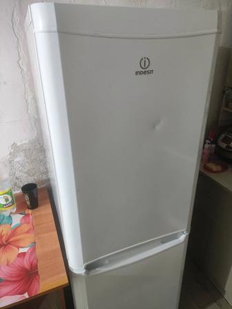 Срочно продам холодильник indesit
