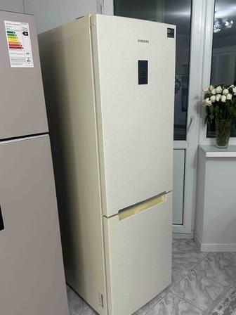 Холодильник Samsung RB33J3200EF Двухкамерный, морозилка Снизу