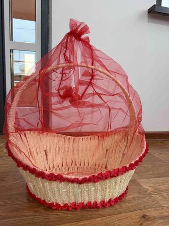 Плетенная корзина (бело-красная)