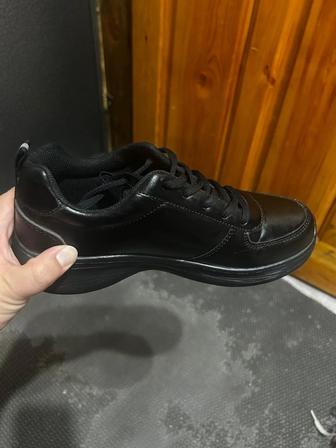 продам кроссовки женские