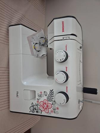 Продам швейная машинка Janome