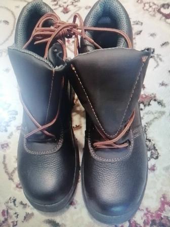 Продам рабочие ботинки 43 размер.Пишите на
