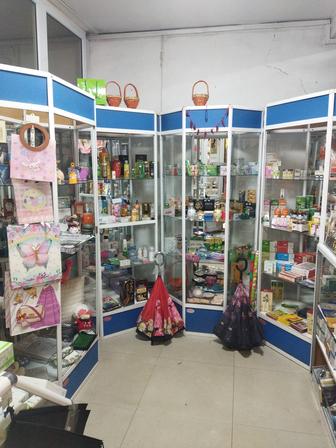 Продам высокие, стеклянные витрины