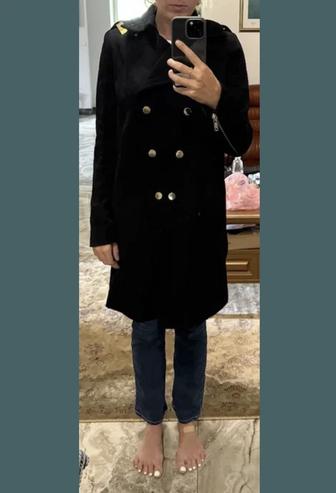 Чёрное кашемировое пальто с погонами от Guerlain