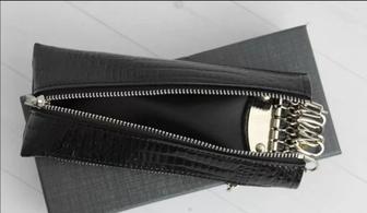 Ключница с внешним отделением для банковских карт лаковая натуральная кожа