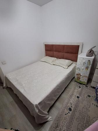 Продам двухспальную кровать с матрасом б/у