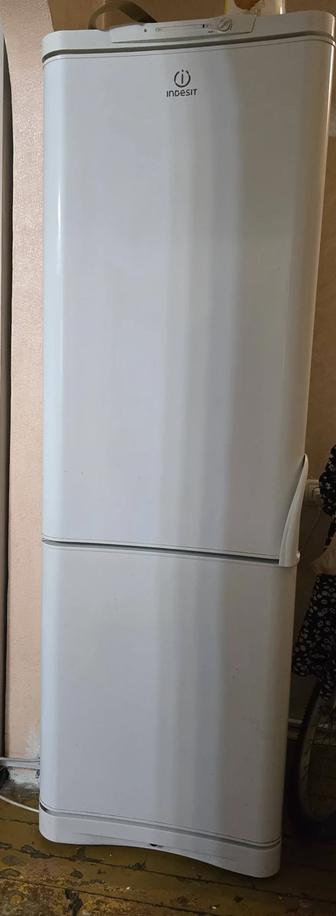 Продам холодильник Indesit