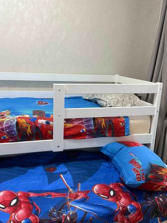 Продам детские кровати с матрасами и стол с полкой в комплекте