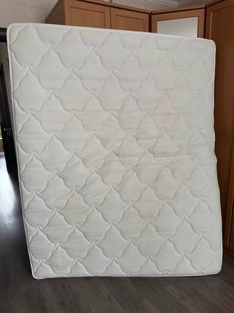 Кровать двуспальная и матрас