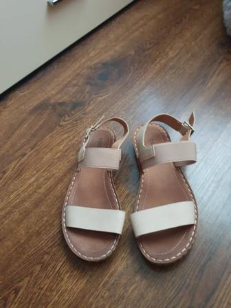 Бежевые женские сандалии