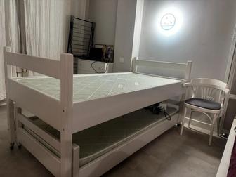 Продам срочно двухъярусную кровать из дерева с матрасами